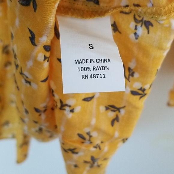 Falls Creek Golden Yellow Floral Print Top in S - Picture 5 of 8